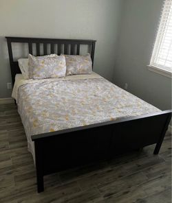 Queen size bed.