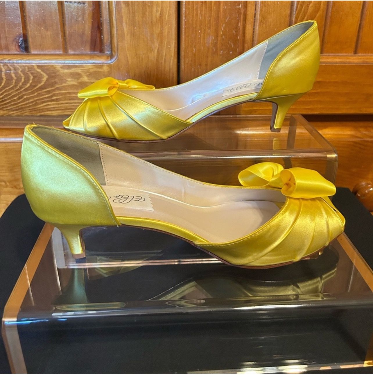 New Never Worn Size 10 Wide Yellow Satin Bow Shoe