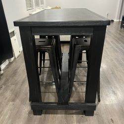 Table with Bar Stools 
