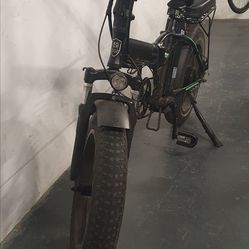 Shengmilo MX20 Folding Fat Tire E-Bike is working but seat needs to be molded. Two batteries $300