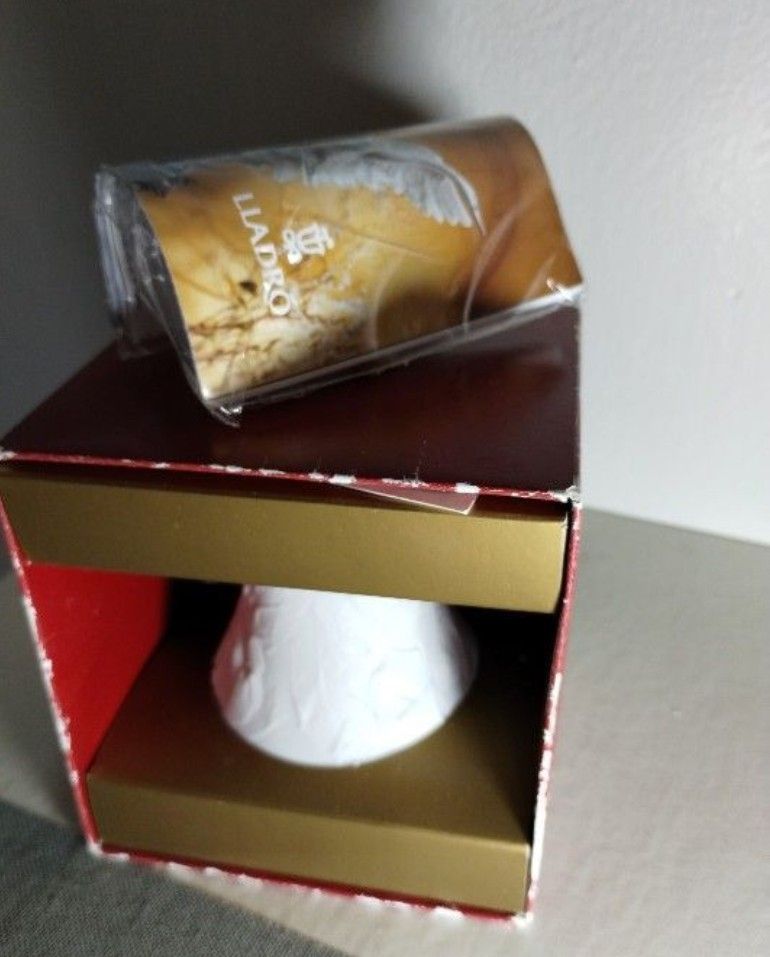 LLADRO PORCELAIN CHRISTMAS 1999 BELL - 4.5"