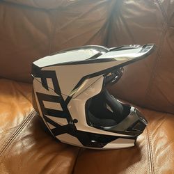 Fox V1 Dirt Bike MX Helmet Size Medium, BRAND NEW