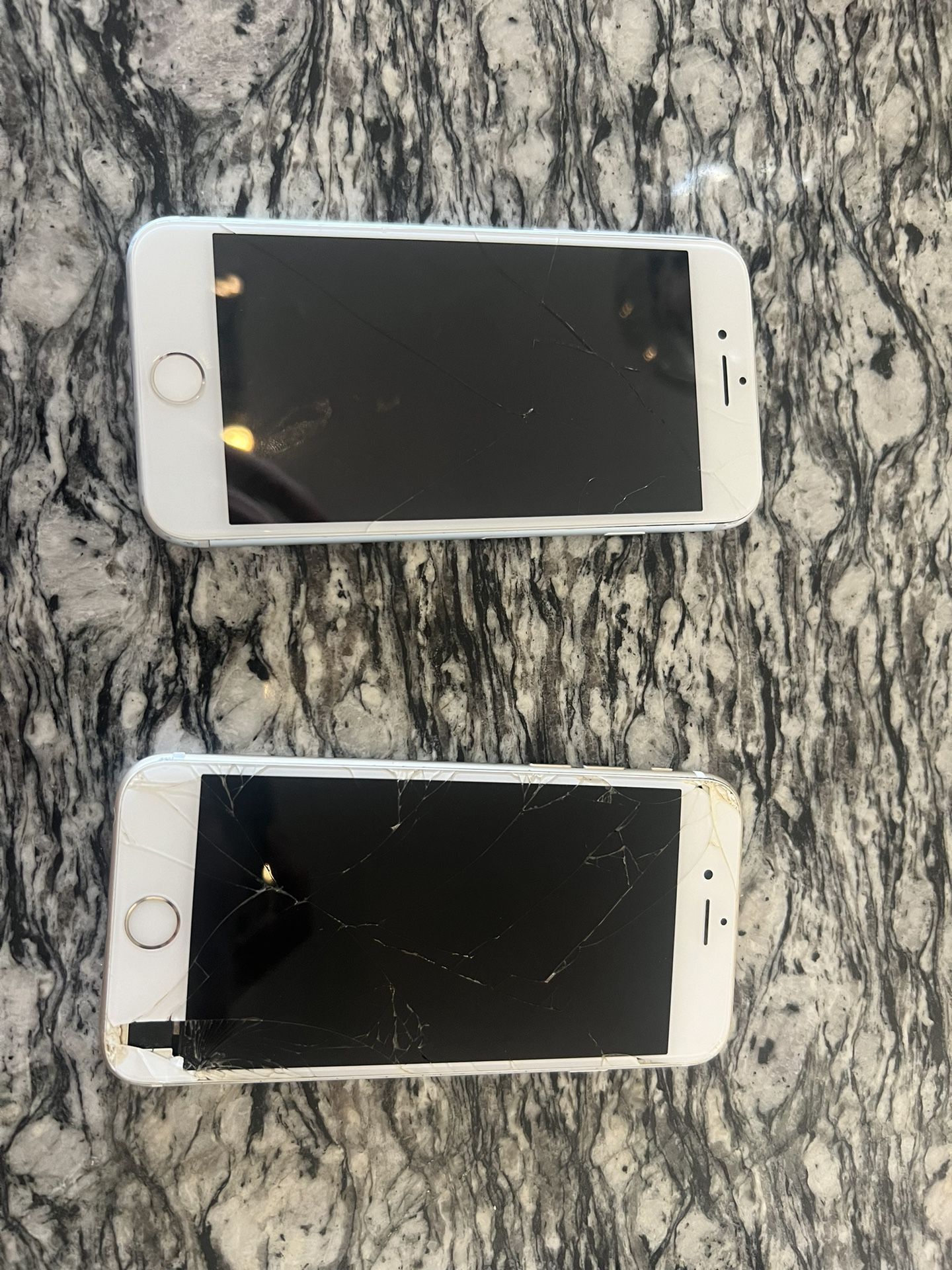 2 iPhone 6s 64GB Cracked