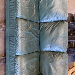 Leather Forest Green Couch Great Condition 75$ 