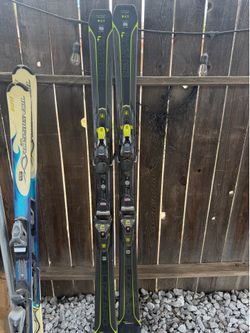 5 pairs of skis