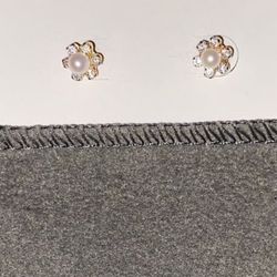 14k gold  pearls Stud Earrings 