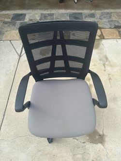 NICE DESK CHAIR IN GREAT  CONDITION , USEN NO MORE THAN 3 MONTH