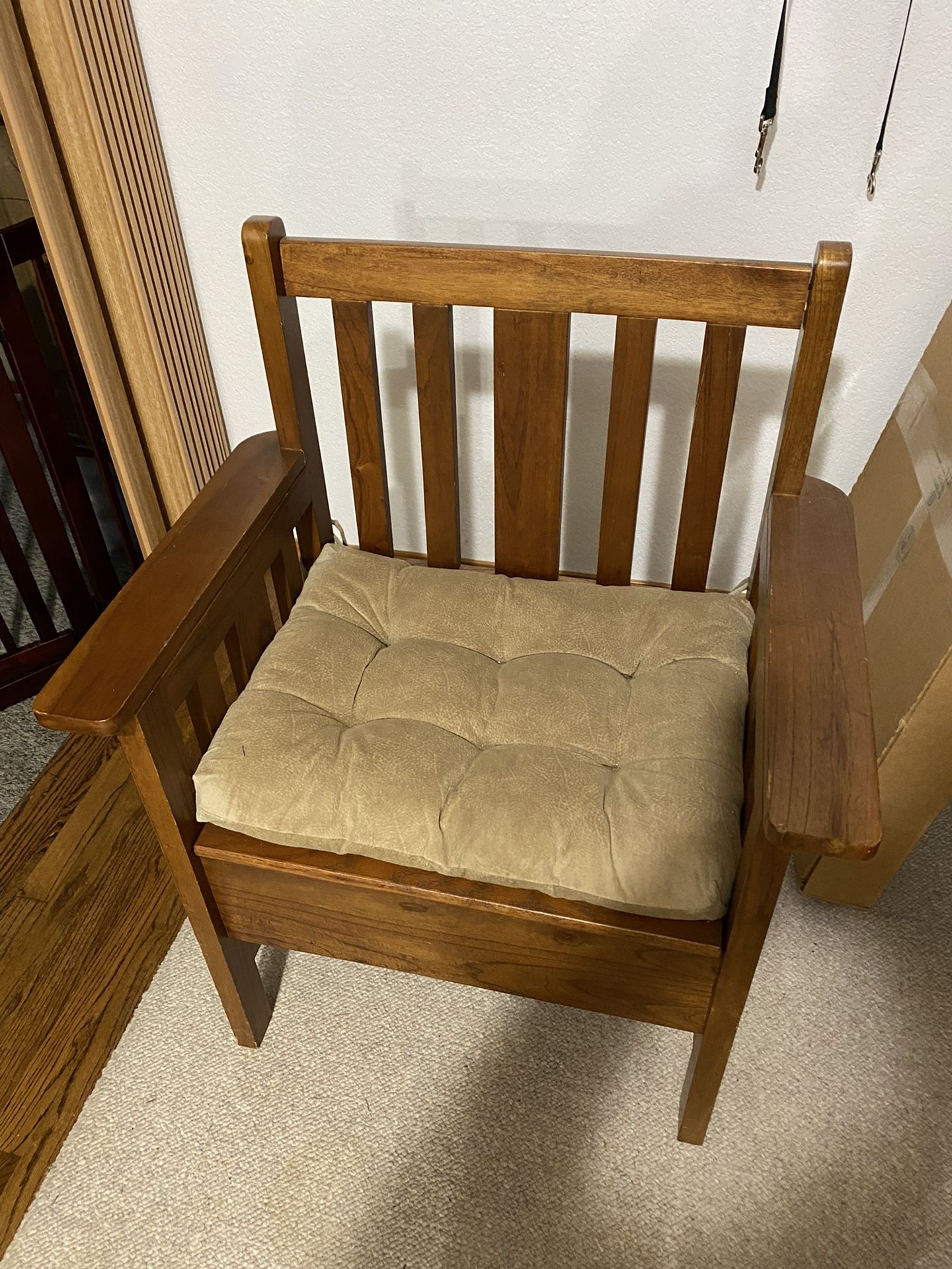 Antique Entryway Chair With Storage
