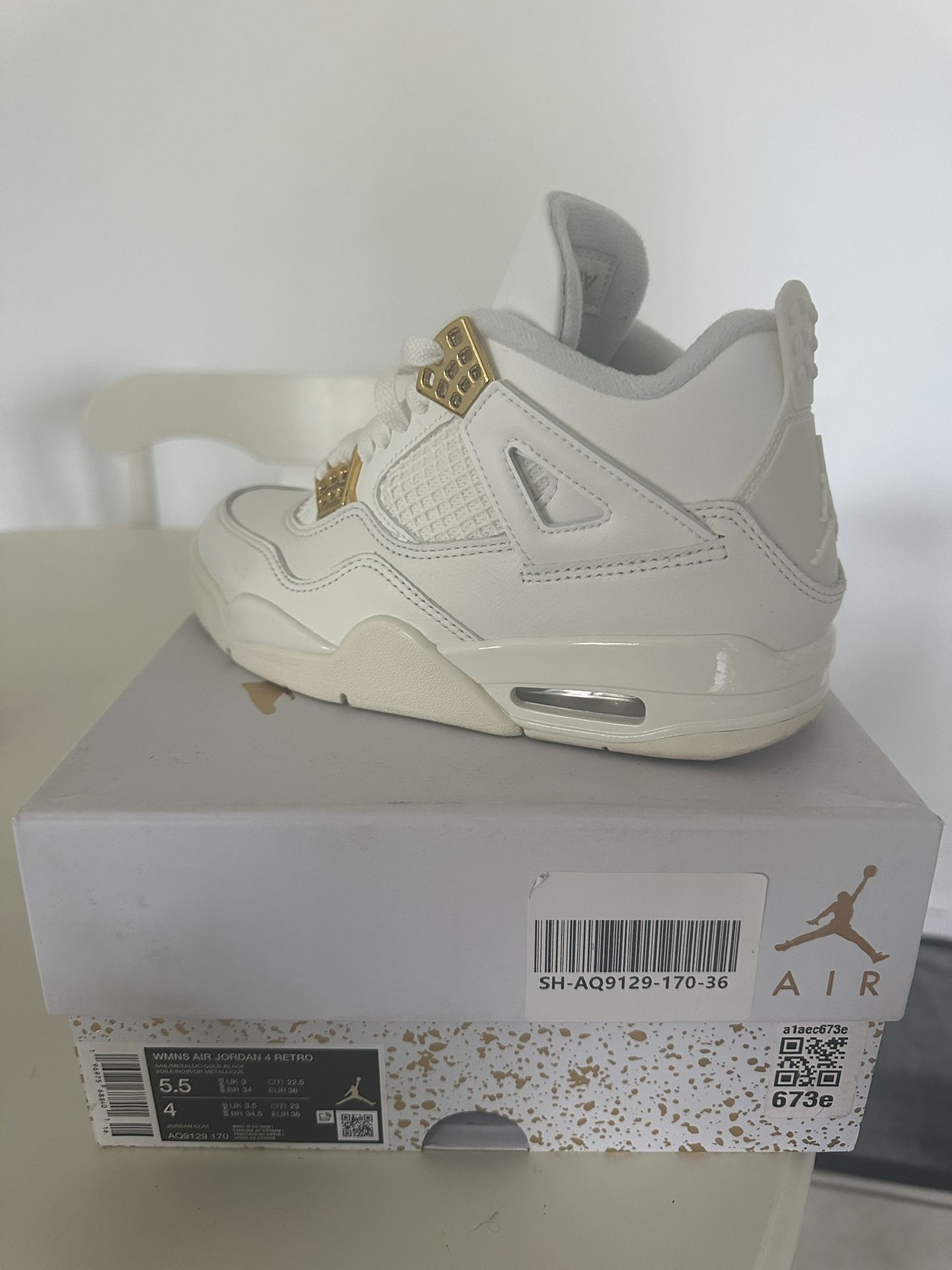 Woman Jordan 4 Size 5