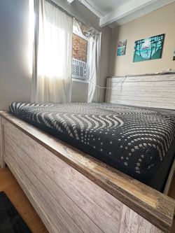 Willowton Queen Panel Bed