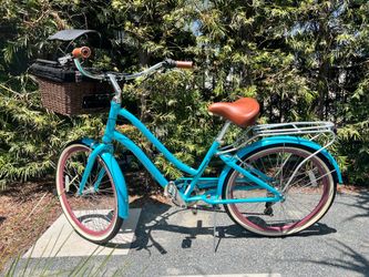 Beach cruiser bicycle with basket