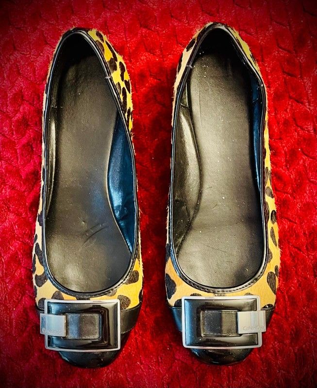 CALVIN KLEIN LEATHER FLAT SHOES.
SIZE 7.
WORN ONCE.
LIKE NEW!