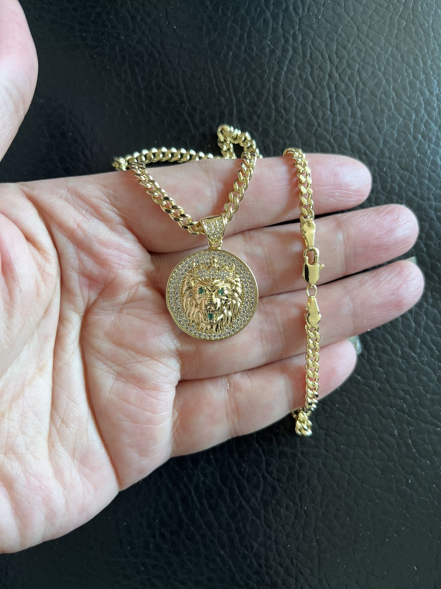 Gold plated lion pendant with chain.(small)