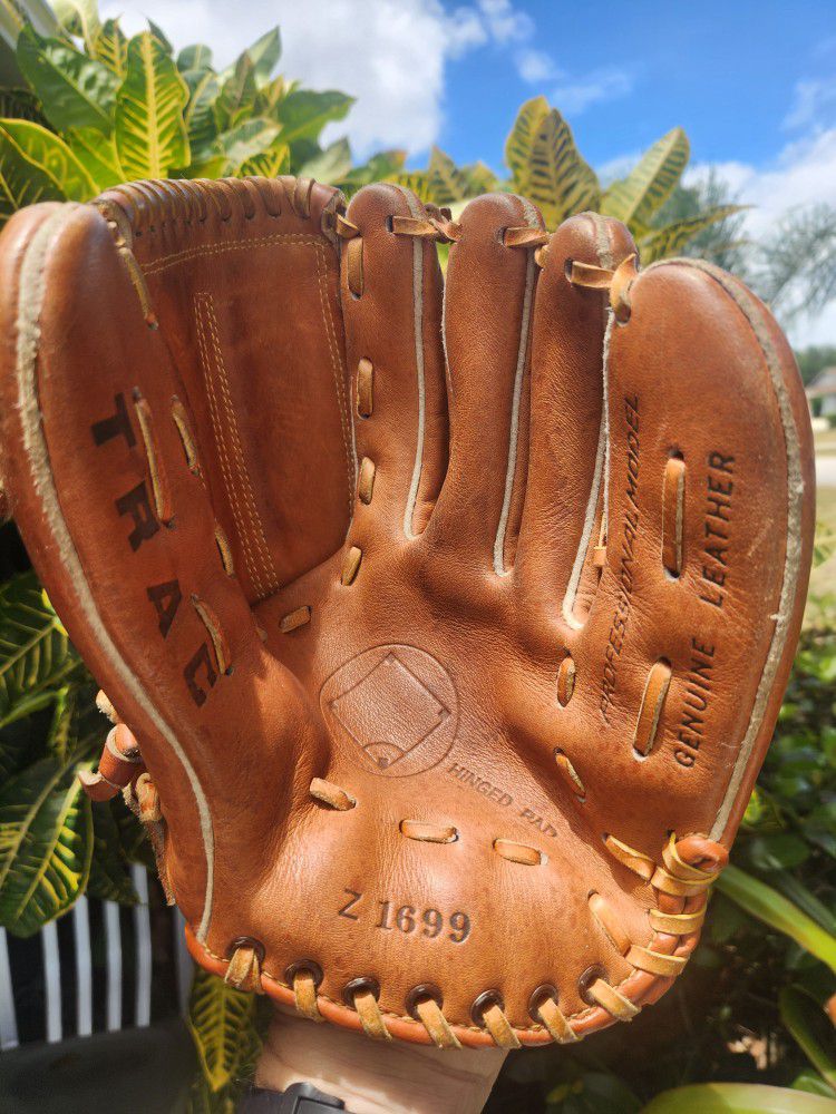 VINTAGE TRAC BASEBALL GLOVE #Z1699 IN VERY GOOD CONDITION ALL LEATHER 11.5 INCHS RARE !!!