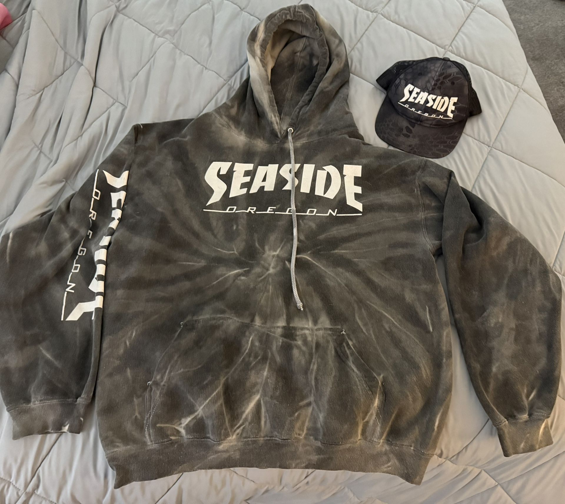 Mens Seaside Sweatshirt Size Med & Hat