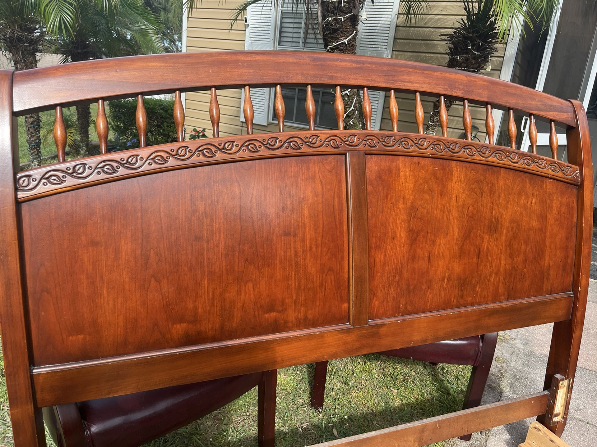 Headboard footboard bed