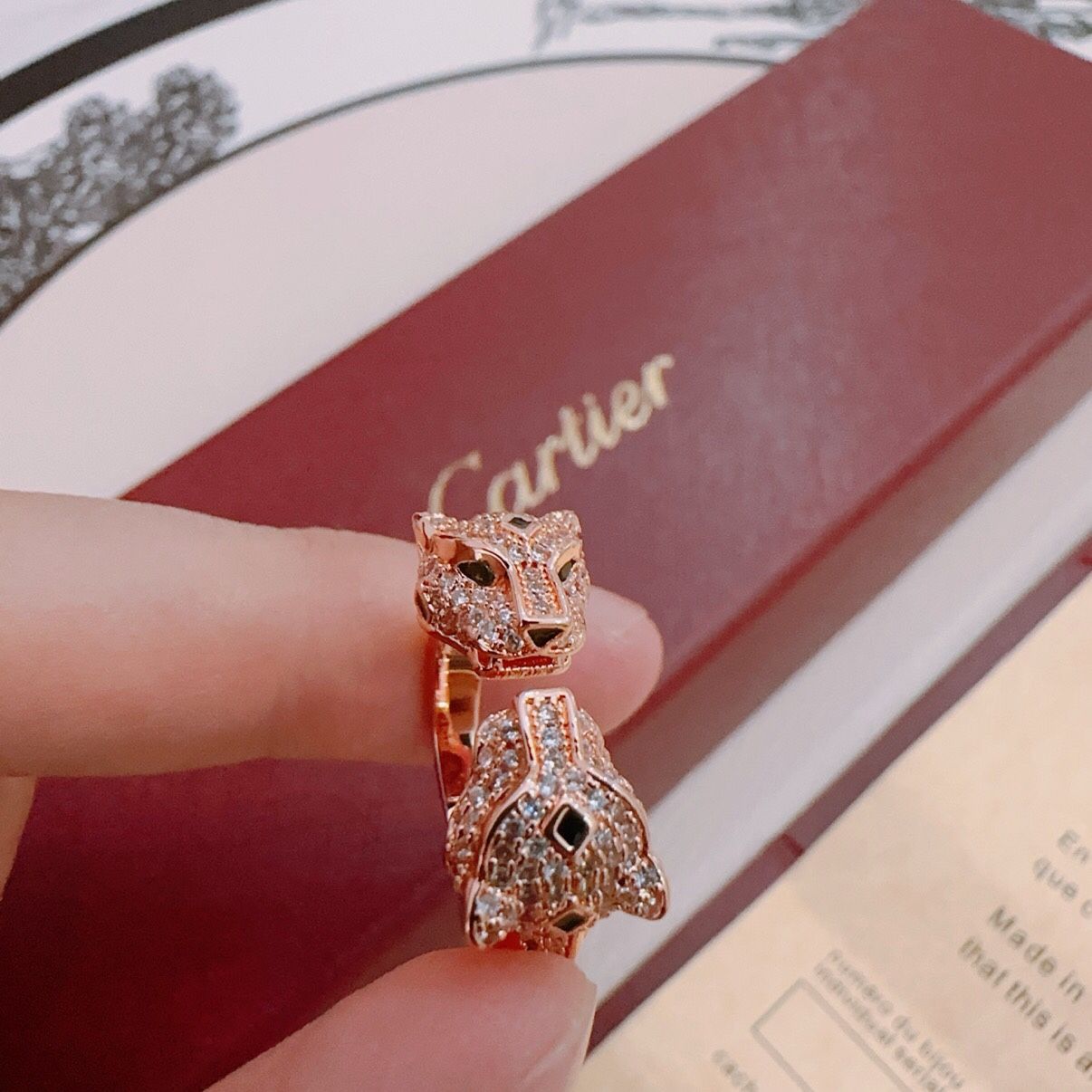 ,In addition to simplicity, it is elegant and dazzling, elegant and touching. Same style for men and women