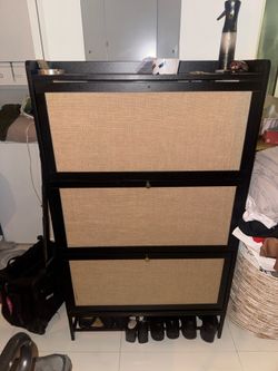 Shoe cabinet