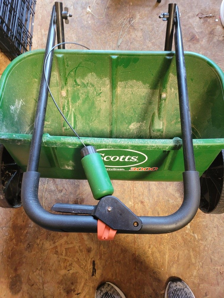 2 Scott Turf Builder