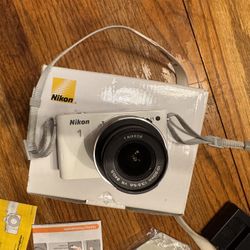 Nikon 1 J1 10.1MP Digital Camera White Kit w/VR 10-30mm Lens 