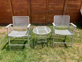 Folding chairs with table