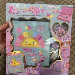 NWT Light-Up Jewelry Box 
