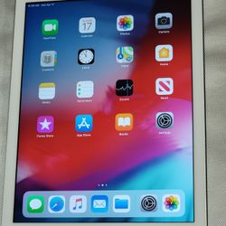 MINT CONDITION WHITE APPLE iPad AIR WIFI with 32GB STORAGE