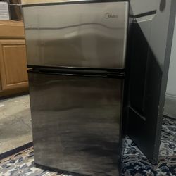 Mint Condition Mini Fridge 