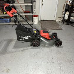Milwaukee M18 FUEL Self-Propelled Mower – (2) HD12.0 Batteries