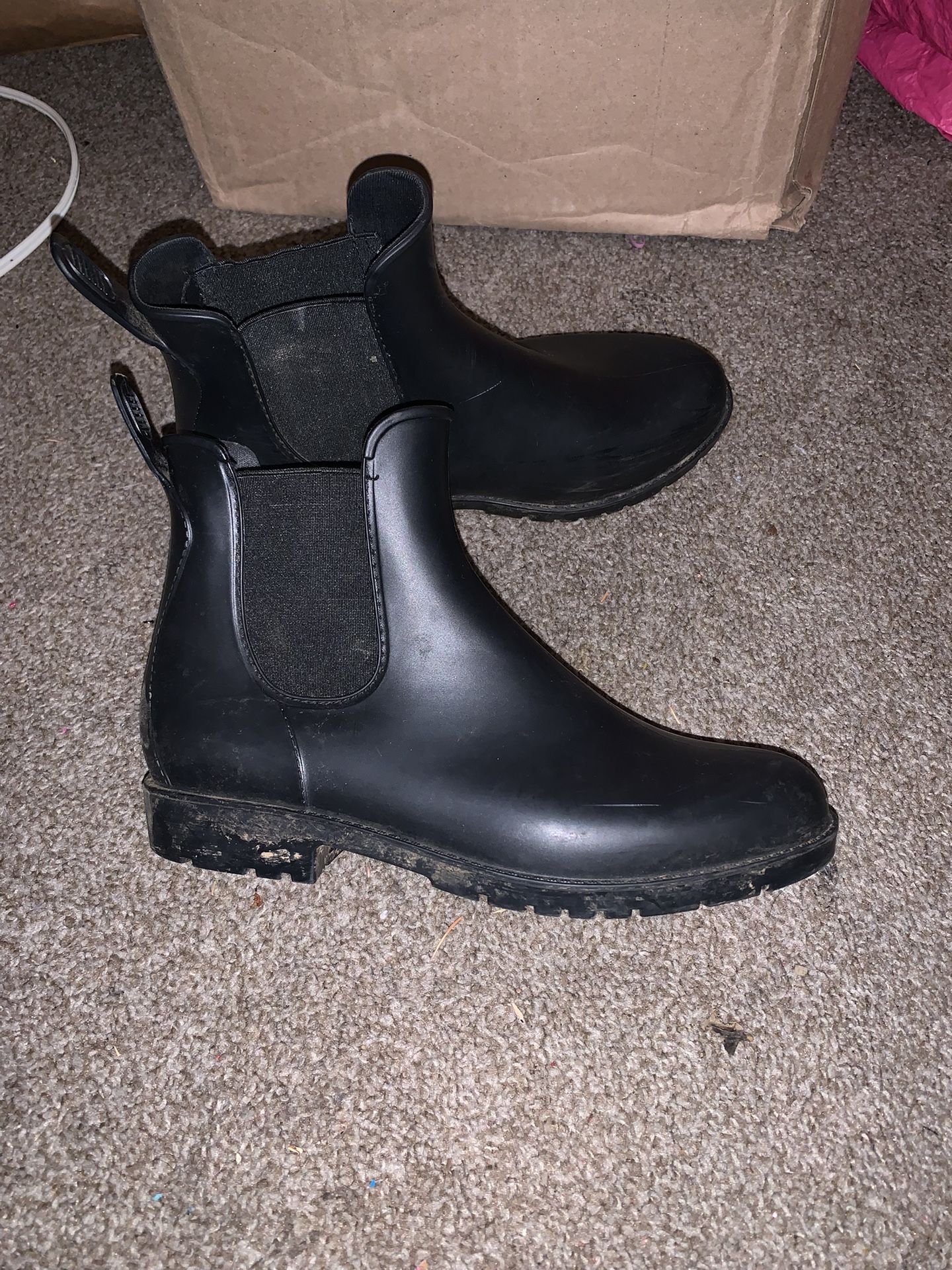 Women’s Size 6 Rain Boots