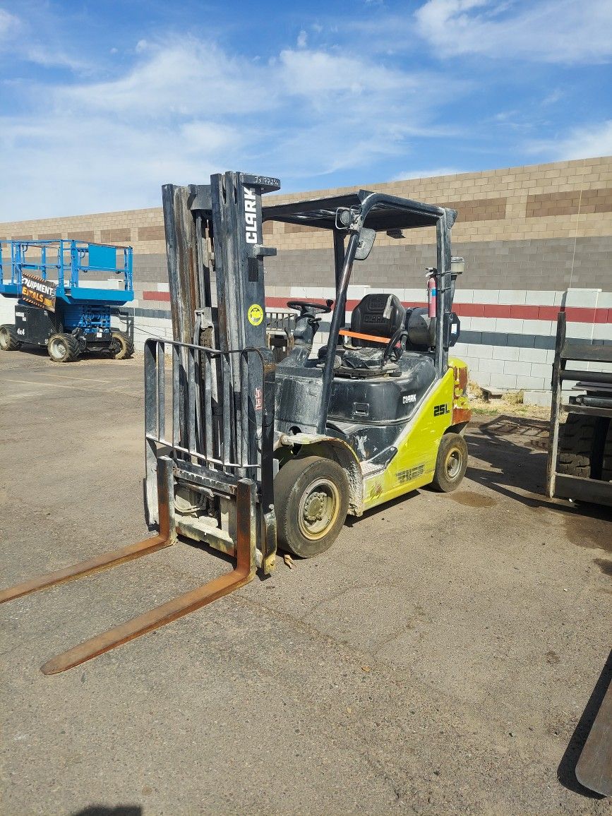 2018 CLARK S25L - 5,000LB CAPACITY PNEUMATIC FORKLIFT