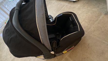 Graco SnugRide 35 Lite DLX Infant Carseat