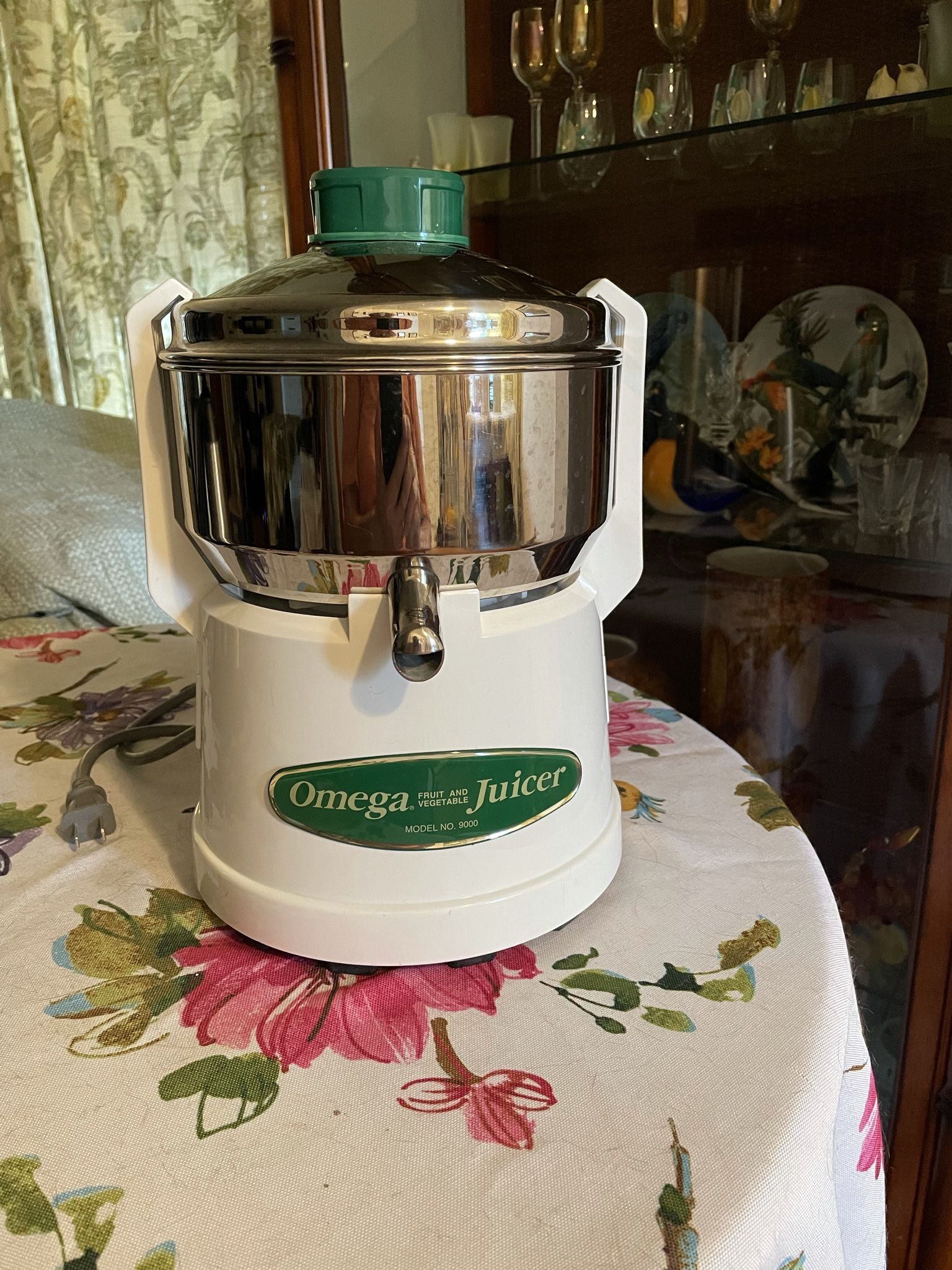 Omega Juicer Model 9000 Fruit And Vegetable