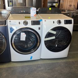Ge 4.8 Cu Ft Front Load Washer & Gas Dryer Set 