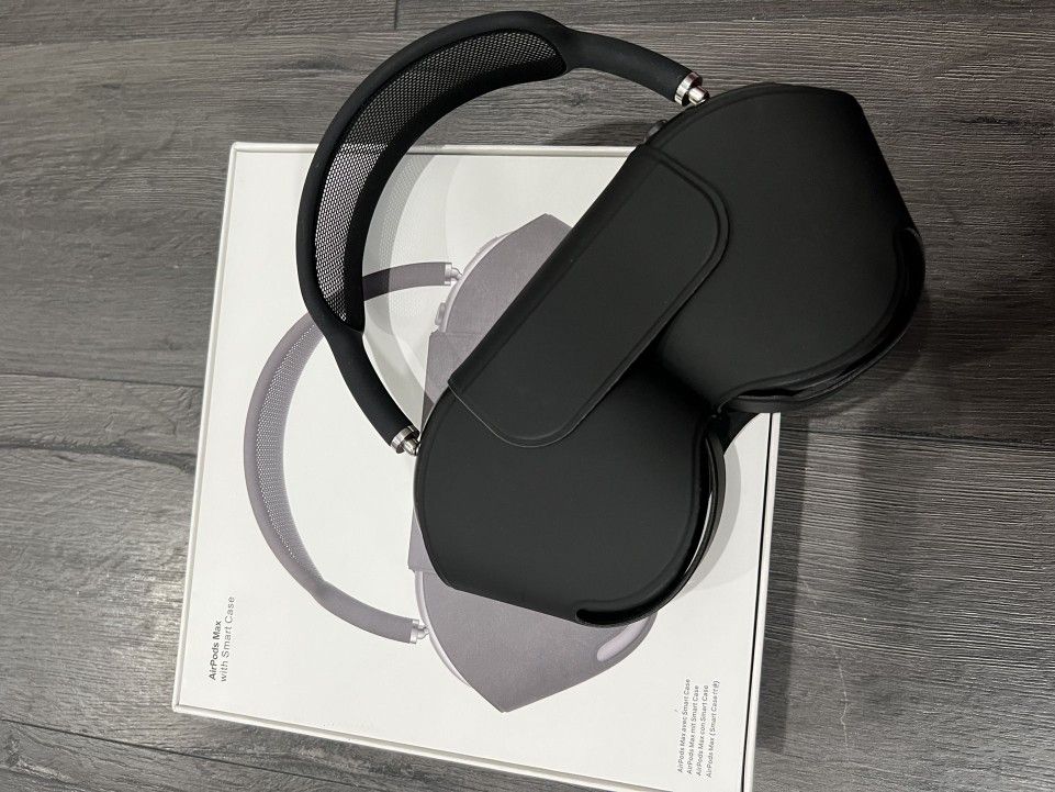 Apple AirPods Max with Smart Case in Space Gray for Sale in Apple AirPods Max with Smart Case in Space Gray for Sale in