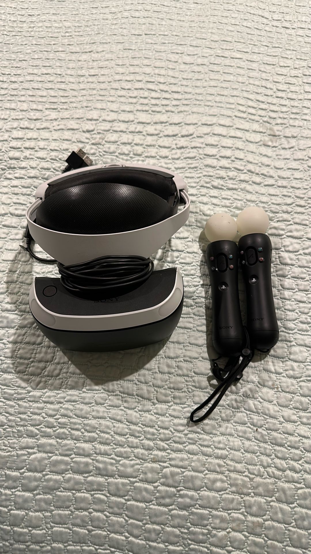 Sony Playstation 4 Virtual Reality Headset PS4VR CUH-ZVR1 and Motion Controllers