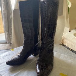 For woman’s crocodile boots