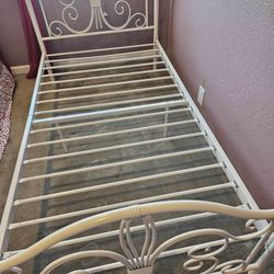 Beautiful Twin Bed It's New And Good Condition 