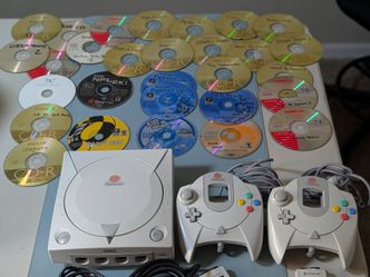 Sega Dreamcast Super Bundle – 2 Controllers, VMUs, Games + 20 Burned Games