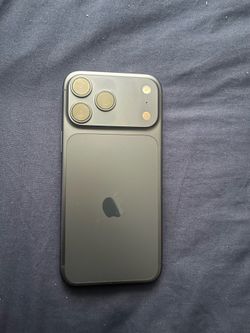 iPhone 17 Pro Max/ MagSafe charging case and Privacy screen included