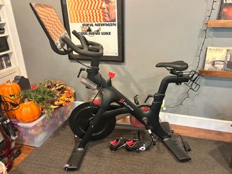 Peloton Bike w/ Screen & Size 42 Shoes – Excellent Condition