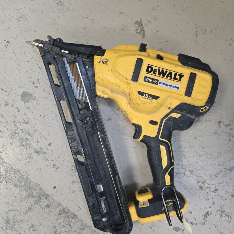 Dewalt 20V MAX XR Lithium-Ion Cordless 15-Gauge Angled Finish Nailer (Tool Only)