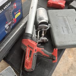 Milwaukee M18 cordless caulk and adhesive gun 