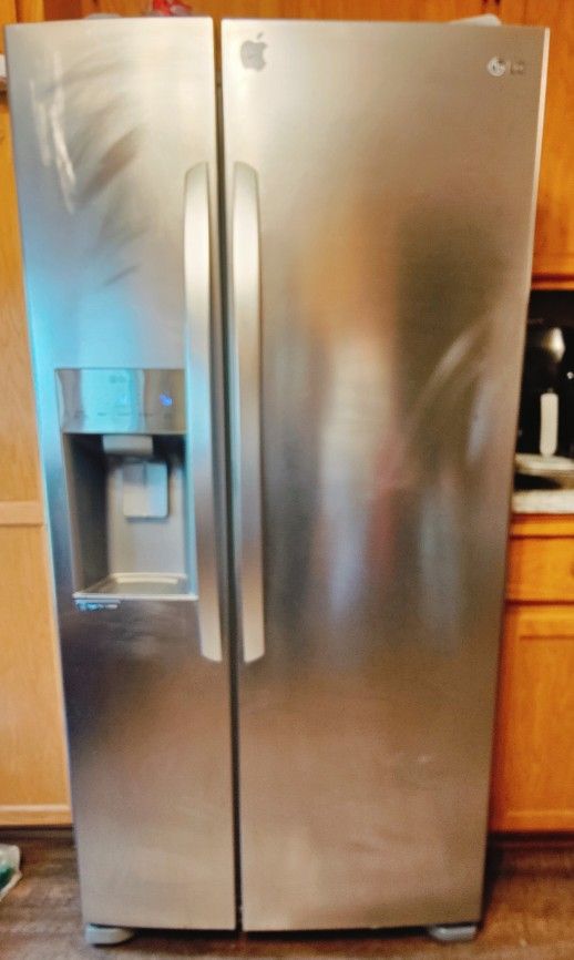 LG Refrigerator with Ice maker and water dispenser