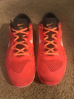 Nike Free Trainer 4. Mens size 9. Super Lightweight (feather light) but supportive andbgive great cushioning.