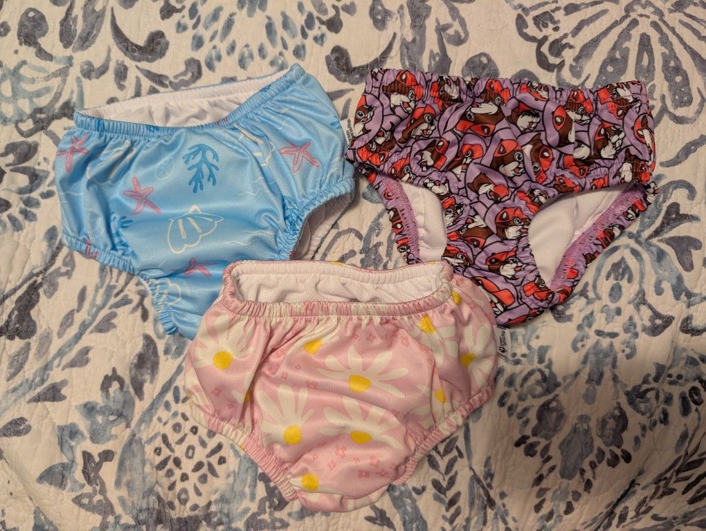 3 Swimming diapers