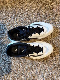 Black & White Adidas Running Shoes – Size 7 👟