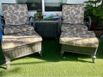 Outdoor 5 piece patio set / glass top