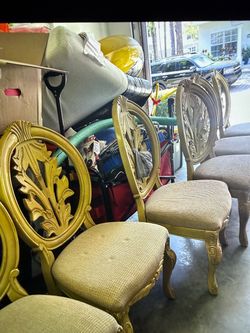 Kitchen table in six chairs