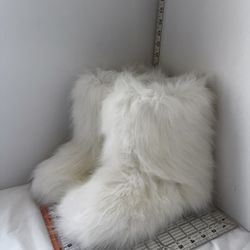 White- Women's Faux Fur Boots Furry Snow Boots Size 39 mid calf - Rave Girls!